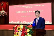Politburo member and Secretary of the Ha Noi Party Committee Nguyen Duy Ngoc speaking at the meeting.