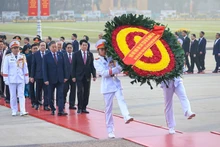 Delegates to the 14th National Party Congress pay tribute to President Ho Chi Minh at his mausoleum in Ha Noi on January 19, 2025. (Photo: VGP)