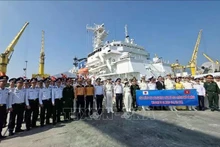 Delegates from both countries at the welcoming ceremony on January 19 for the Japan Coast Guard patrol vessel Akitsushima during its courtesy visit to Da Nang. (Photo: VNA)