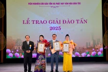 (From left) INREC Director Le Tien Tho presents the Outstanding Art Manager award to People's Artists Ho Ngoc Trinh, Trung Hieu, and Le Ngoc (Photo: hanoimoi.vn)