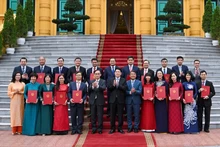 State President Luong Cuong, leaders of the Ministry of Foreign Affairs, and the newly appointed ambassadors at the ceremony on January 16 (Photo: NDO)