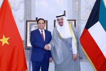 Vietnamese Prime Minister Pham Minh Chinh (L) and Kuwaiti Prime Minister Sheikh Ahmad Al-Abdullah Al-Sabah at their talks at Bayan Palace in Kuwait on November 17, 2025 (local time). (Photo: VNA)