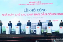 Party General Secretary To Lam (C) and Prime Minister Pham Minh Chinh (third from left) and other delegates break ground Viet Nam’s first semiconductor chip manufacturing plant (Photo: NDO)