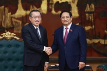 Prime Minister Pham Minh Chinh (right) receives Lao Minister of Labour and Social Welfare Phosay Sayasone in Ha Noi on November 11. (Photo: VNA)