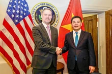 Vietnamese Minister of Industry and Trade Nguyen Hong Dien (right) shakes hands with US Trade Representative Jamieson Greer. (Photo: moit.gov.vn)