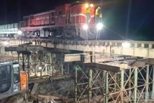 The first train has passed through the section of the railway at km1136+850, where the landslide, reaching a depth of up to 9 m, has just been cleared.
