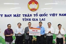 A representative of Nutifood donates 10 billion VND to support people affected by storm No. 13 in Gia Lai.