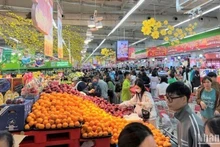 Consumers shop at GO! Big C supermarket. (Photo: MINH TRANG)