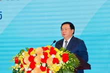 Politburo member Nguyen Xuan Thang speaks at the conference.