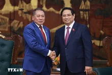 Prime Minister Pham Minh Chinh (R) welcomes Solomon Islands Minister of Foreign Affairs and External Trade Peter Shanel Agovaka in Ha Noi on November 11 (Photo: VNA)
