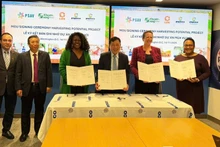 The signing of the Memorandum of Understanding in the presence of Deputy Minister Hoang Trung, leaders of PepsiCo, CARE and representatives of the Vietnamese Embassy in the US and the US Embassy in Viet Nam.