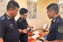 Customs officers inspect and verify the seized items. (Photo: CHQ)