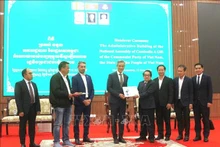 Vietnamese Ambassador to Cambodia Nguyen Minh Vu (fourth from left) symbolically hands over the building to Secretary General of the Cambodian National Assembly Leng Peng Long. (Photo: VNA)