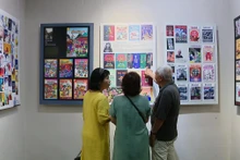 Visitors explore works on display at the exhibition (Photo: thethaovanhoa.vn)
