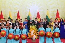 State President Luong Cuong (second row, sixth from right) and Lithuanian President Gitanas Nausėda (second row, seventh from right), along with their spouses, in a group photo with Vietnamese artists. (Source: VNA) 