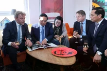 Vietnamese Prime Minister Pham Minh Chinh and his spouse visit family of late Swedish PM Olof Palme. (Photo: VNA)