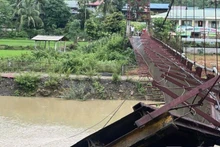 Current state of the collapsed suspension bridge leading to Pung Bon Village (Dien Bien). (Photo: nhandan.vn)