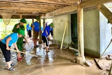 The Youth Union of Tri Le Border Post, the Women's Union of Tri Le Commune (Nghe An), and Volunteer Team 2518 from Vinh University visit flood-affected areas to support local residents in stabilising their lives. (Photo: Viet Nam Fatherland Front Committee of Nghe An Province)