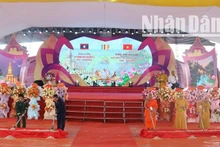 The delegates perform the groundbreaking ceremony to commence the construction of the Viet Nam-Laos heroic martyrs worship site.
