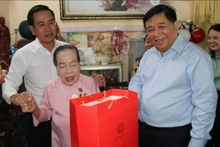 Deputy Prime Minister Nguyen Chi Dung visits and presents gifts to Labour Hero Ho Thi Luom. (Photo: Nguyen Trung)