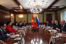 An overview of the working session between Madam Ngo Phuong Ly and Russian Deputy Prime Minister Dmitry Chernyshenko (Photo: VNA)