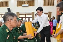 President Luong Cuong presents gifts to wounded soldiers at Duy Tien War Invalids Nursing Centre.