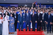 Prime Minister Pham Minh Chinh with leaders and students of Phenikaa University