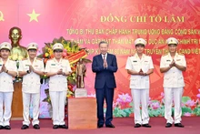 Party General Secretary To Lam presents a statue of President Ho Chi Minh to the Department of Internal Political Security, Ministry of Public Security.