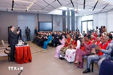 NA Chairman Tran Thanh Man and his spouse with staff of the Vietnamese Embassy and members of the Vietnamese community in Senegal (Photo: VNA)