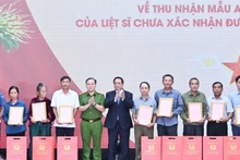 Prime Minister Pham Minh Chinh presents the DNA identification results of fallen soldiers’ remains to representatives of their families.