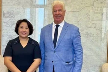 Ambassador Pham Thi Thu Huong meets with Ionian Islands Governor Yianis Trepeklis. (Photo: VNA)