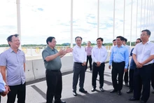 Prime Minister Pham Minh Chinh inspects Nguyen Hoang bridge, July 26, 2025. (Photo: VNA)
