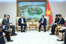 Deputy Prime Minister and Minister of Foreign Affairs Bui Thanh Son (R) receives Cuba's First Deputy Minister of Foreign Affairs Gerardo Penalver Portal in Ha Noi on July 23. (Photo: VNA)