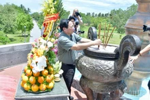 Prime Minister Pham Minh Chinh offers incense and flowers in tribute to heroic martyrs at the Quang Tri Ancient Citadel Special National Monument. (Photo: Thanh Giang)