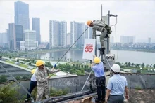 Viettel installs 5G network infrastructure. (Photo: VNA)