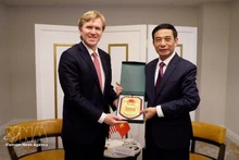 Vietnamese Minister of National Defence General Phan Van Giang (R) presents a souvenir to US Under Secretary of War for Policy Elbridge A. Colby in their meeting in Washington D.C. on February 19. (Photo: VNA)