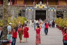 Visitors explore the Complex of Hue Monuments (Photo: VNA)