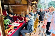 The calligraphy corner at Ha Noi’s Temple of Literature attracts visitors (Photo: hanoimoi.vn) 