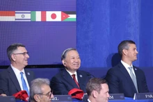 General Secretary of the Communist Party of Viet Nam To Lam (centre, back row) attends the inaugural meeting of the Gaza Board of Peace in Washington D.C. on February 19 morning (local time). (Photo: VNA)