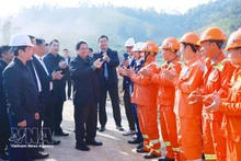 Prime Minister Pham Minh Chinh visits and encourages workers at Dong Dang–Tra Linh expressway construction site. (Photo: VNA)