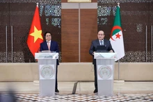 Visiting Vietnamese Prime Minister Pham Minh Chinh (L) and his Algerian counterpart Sifi Ghrieb at the joint press conference in Algiers on November 19 (local time). (Photo: VGP)