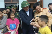 Standing Deputy Prime Minister Nguyen Hoa Binh visits flood-affected residents in Dak Lak (Photo: NDO)