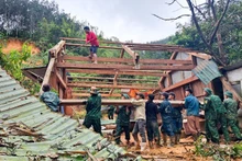 Border soldiers relocate a house in flood-prone A Vuong Commune to safer ground.