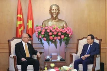 Tran Luu Quang, Secretary of the Communist Party of Viet Nam (CPV) Central Committee and head of its Commission for Policies and Strategies (right) and Takebe Tsutomu, Special Advisor to the Japan-Viet Nam Parliamentary Friendship Alliance (JVPFA). (Photo: VNA)