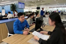Youth volunteers in Tay Ho District assist residents in using digital technology. (Photo: Dang Anh)