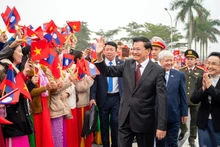 General Secretary of the Central Committee of the Lao People’s Revolutionary Party and President of Laos Thongloun Sisoulith and his spouse Naly Sisoulith are welcomed at the Noi Bai International Airport on January 26 morning. (Photo: NDO )