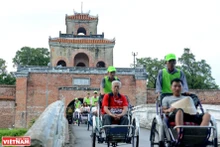 Cyclo tour takes passengers to crucial tourist destinations in Hue imperial city (Photo: Vietnam Pictorial)