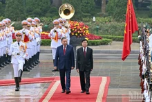 General Secretary of the Communist Party of Viet Nam Central Committee To Lam (L) and General Secretary of the Lao People’s Revolutionary Party (LPRP) Central Committee and President of Laos Thongloun Sisoulith review the guard of honour. (Photo: NDO)