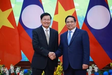 PM Pham Minh Chinh (R) and General Secretary of the LPRP Central Committee and President of Laos Thongloun Sisoulith in Ha Noi on January 26. (Photo: VNA)
