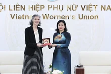 Nguyen Thi Tuyen (R), Vice President of the VFF Central Committee and President of the Viet Nam Women's Union, and Ramla Khalidi, UNDP Resident Representative in Viet Nam, at their meeting in Ha Noi on December 10 (Photo: VNA)